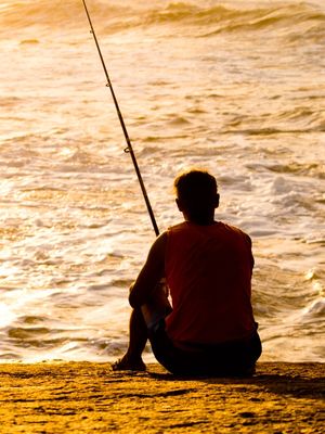 PESCADOR NAS PEDRAS AO POR DO SOL