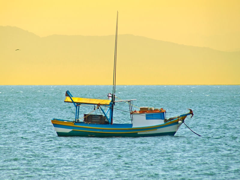 BARCO CAIÇARA COM ILHA BELA AO FUNDO