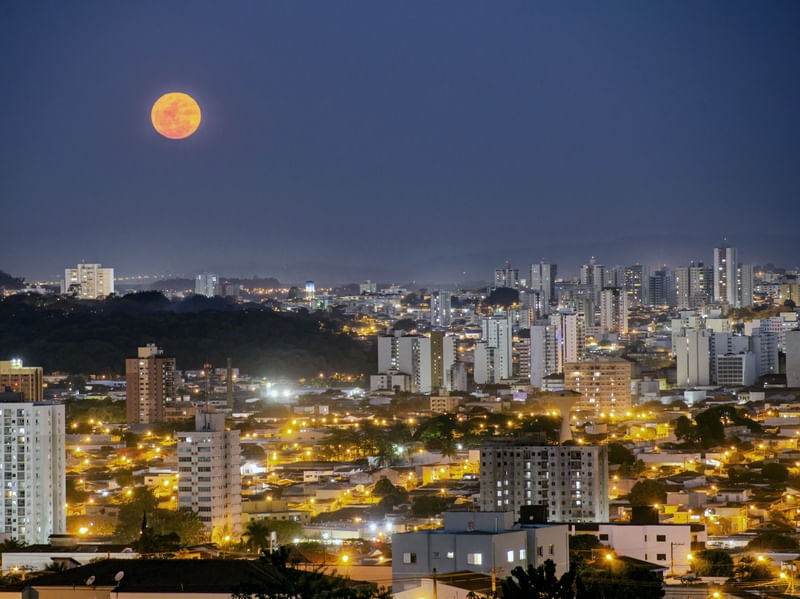 LUA VERMELHA DO CÉU DE AGOSTO