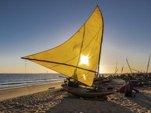 VELA AMARELA AO AMANHECER
