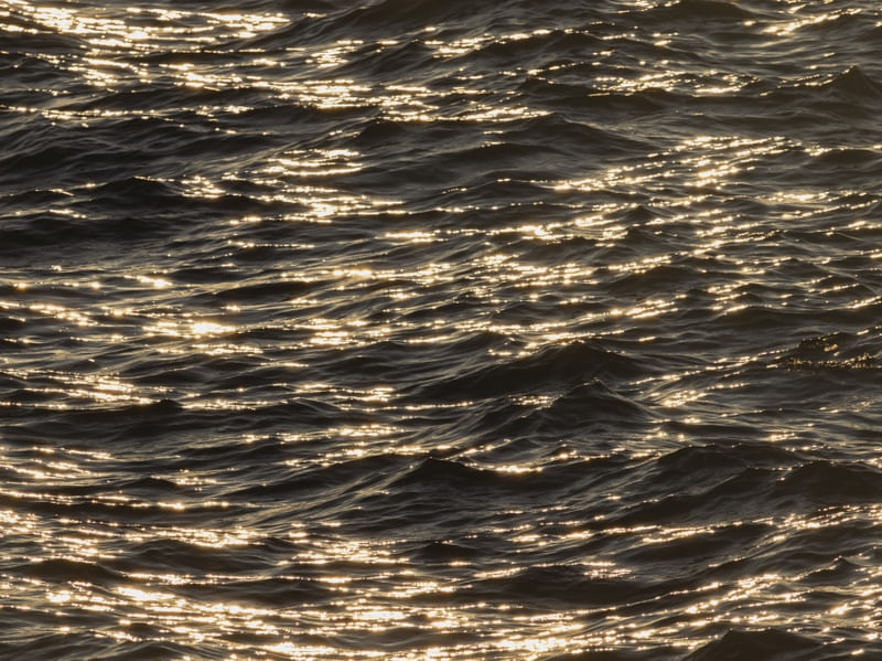 REFLEXOS NA ÁGUA