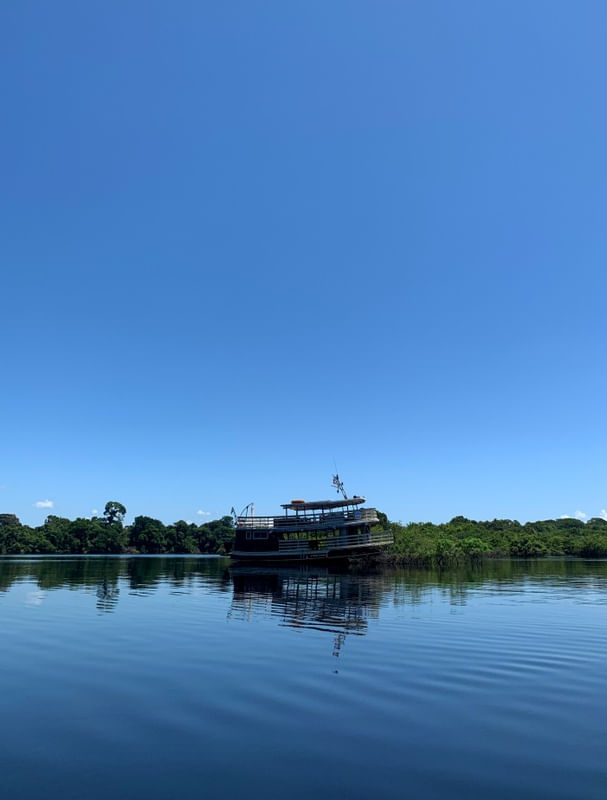 BARCO NO RIO NEGRO MEIO DIA