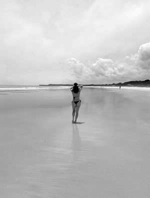MENINA NA PRAIA