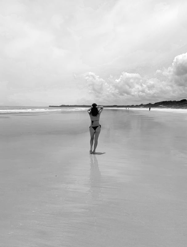 MENINA NA PRAIA