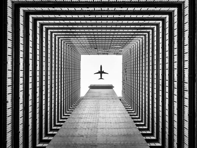 AVIÃO NO MEIO DO PRÉDIO