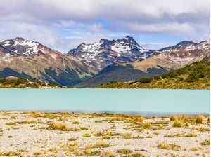LAGUNA ESMERALDA E MONTANHA NEVADA EM USHUAIA