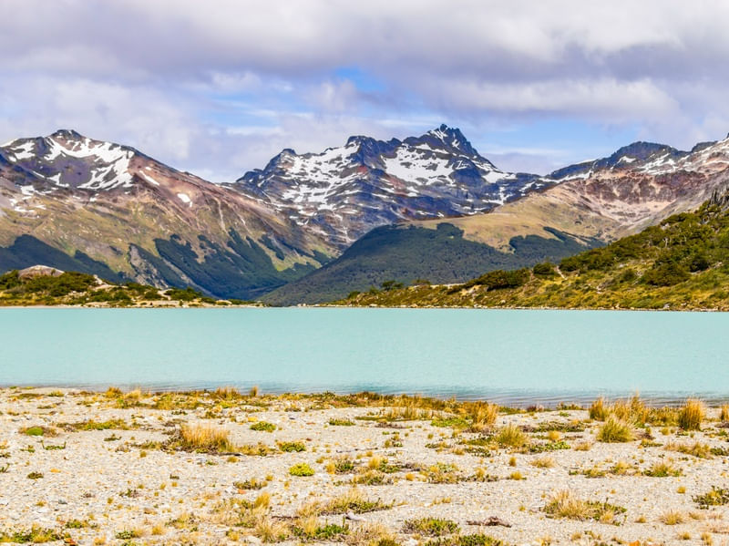 LAGUNA ESMERALDA E MONTANHA NEVADA EM USHUAIA