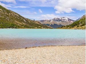 LAGUNA ESMERALDA, VEGETAÇÃO E MONTANHAS EM USHUAIA