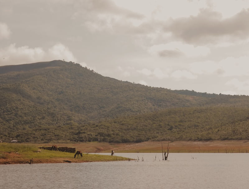 PAISAGEM RURAL DE LAGO E MONTANHAS