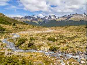 RIACHO E MONTANHAS NEVADAS EM USHUAIA