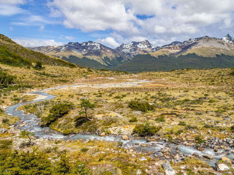 RIACHO E MONTANHAS NEVADAS EM USHUAIA