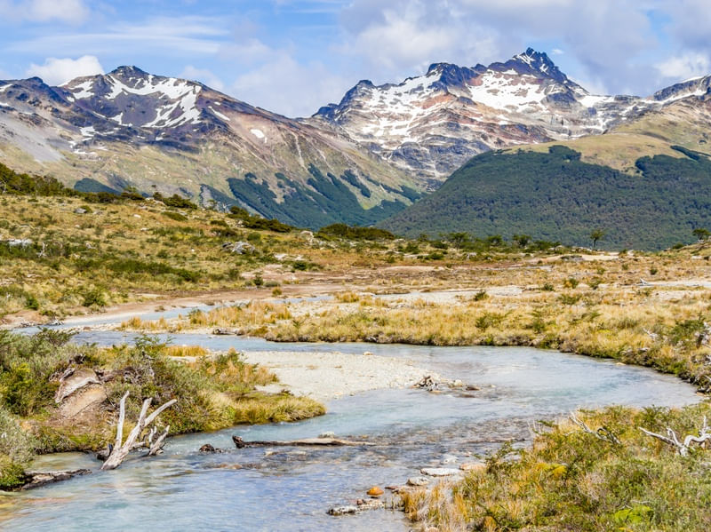 MONTANHAS NEVADAS E RIACHO EM VALLE DE LOBOS - USHUAIA