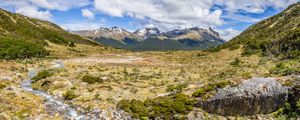 PANORAMA COM MONTANHAS NEVADAS E RIACHO EM VALLE DE LOBOS, USHUAIA