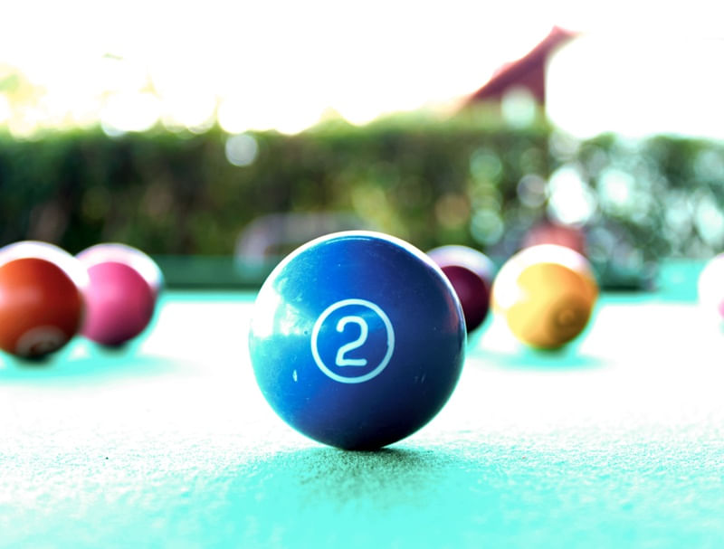 CLOSEUP BOLA DE BILHAR NUMERO DOIS AZUL