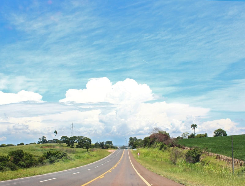ESTRADA VAZIA NO VERÃO