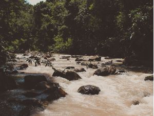 RIACHO CHEIO DE PEDRAS
