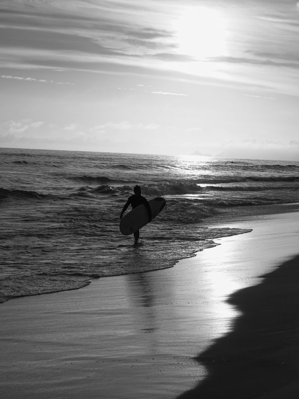 O SURFISTA E O PÔR DO SOL | PRETO E BRANCO