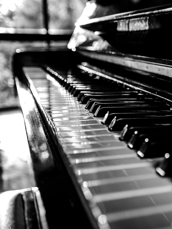 PIANO EM PRETO E BRANCO