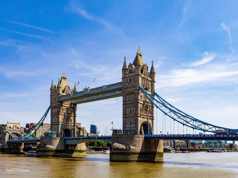 TOWER BRIDGE EM DIA DE SOL LONDRES UK
