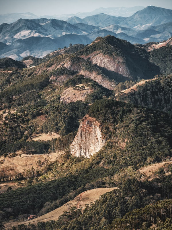 MONTANHAS DA MANTIQUEIRA - PEDRA CHANFRADA