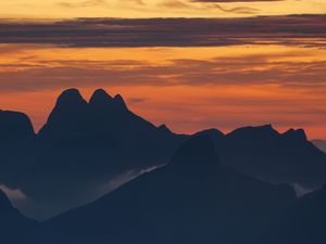 SILHUETA DOS TRÊS PICOS