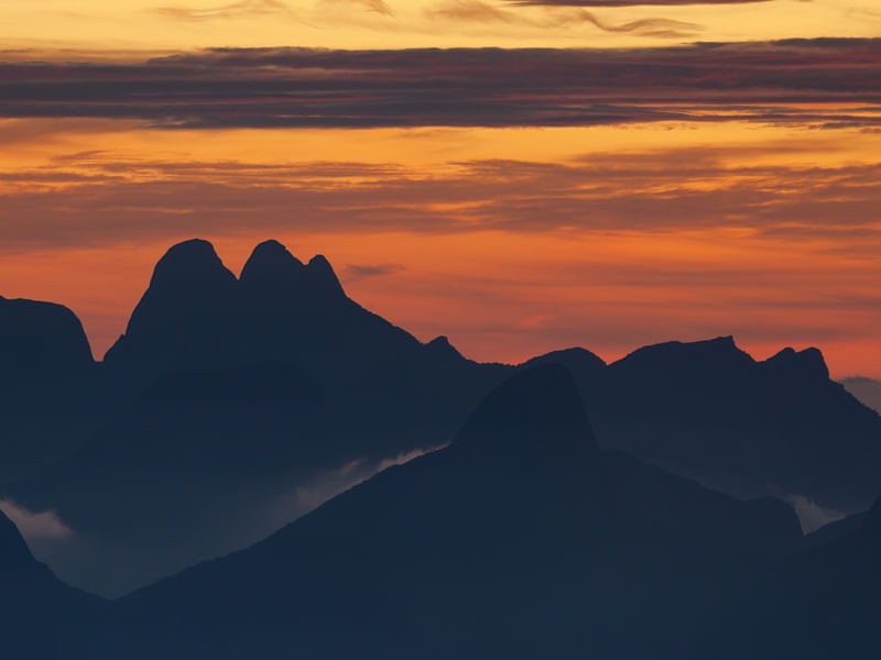 SILHUETA DOS TRÊS PICOS