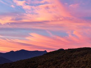 LINDAS NUVENS SOBRE AS MONTANHAS