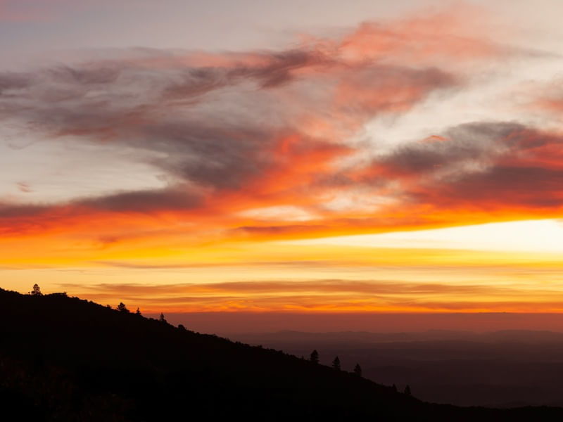 UM LINDO POR DO SOL NAS COLINAS