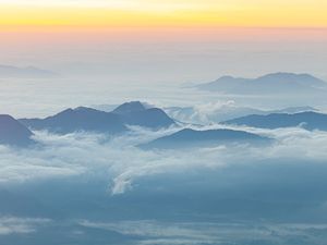 NUVENS SOBRE AS MONTANHAS