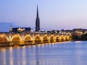 PONTE ILUMINADA EM BORDEAUX