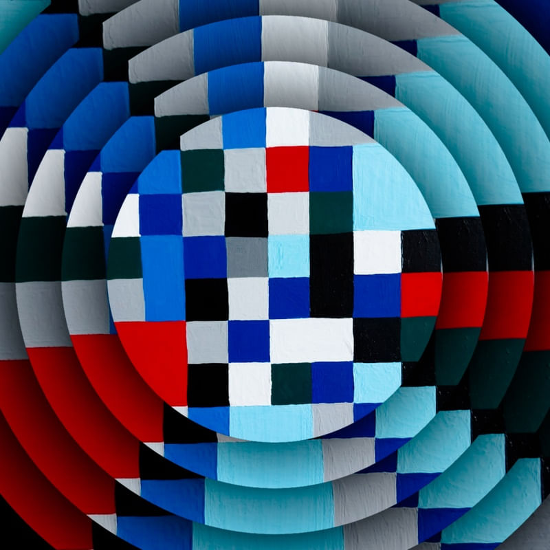 SQUARE CENTERED