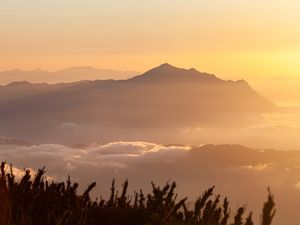 NASCER DO SOL E AS MONTANHAS
