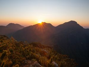 POR DO SOL NA SERRA DO IBITIRAQUIRE