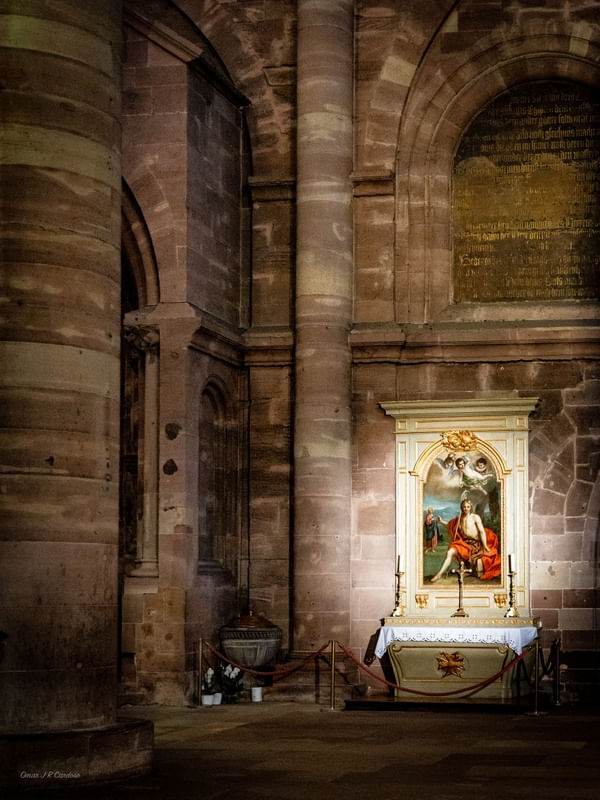 ALTAR LATERAL NA CATEDRAL NOTRE DAME EM ESTRASBURGO FRANÇA