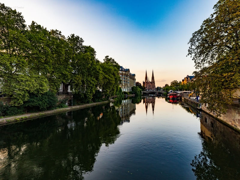 IGREJA DE SÃO PAULO VISTA DO CANAL EM ESTRASBURGO FRANÇA