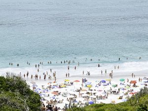 PRAIA MINIMALISTA EM CORES