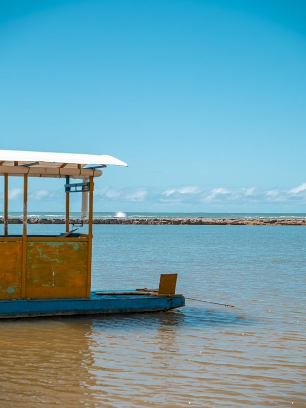 BARCO AMARELO NA BEIRA NO MAR DE MURO ALTO 2DE2