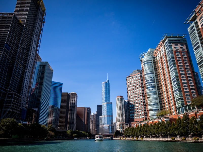 DAY AT CHICAGO RIVER