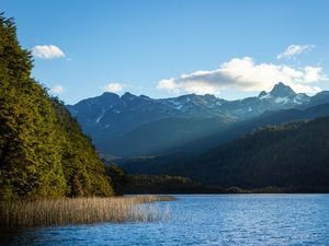 O LAGO DAS BELAS MONTANHAS