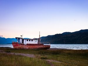 BARCO ENCALHADO EM PUERTO CISNES E UM LINDO PÔR DO SOL