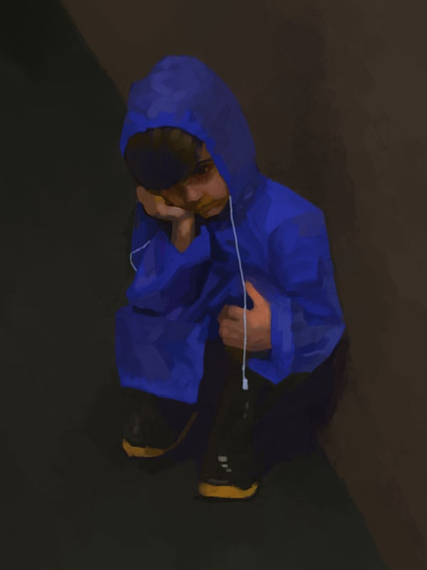 MENINO COM CAPA DE CHUVA