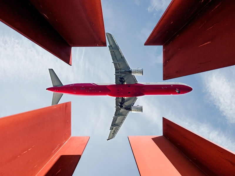 AVIÃO ENTRE AS COLUNAS