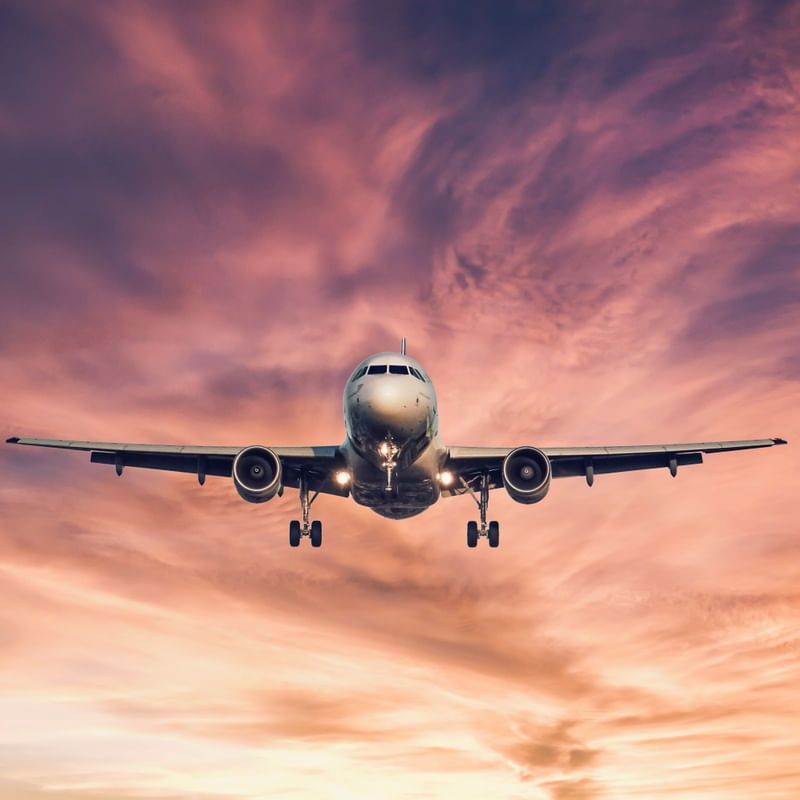 AVIÃO NO CÉU POR DO SOL