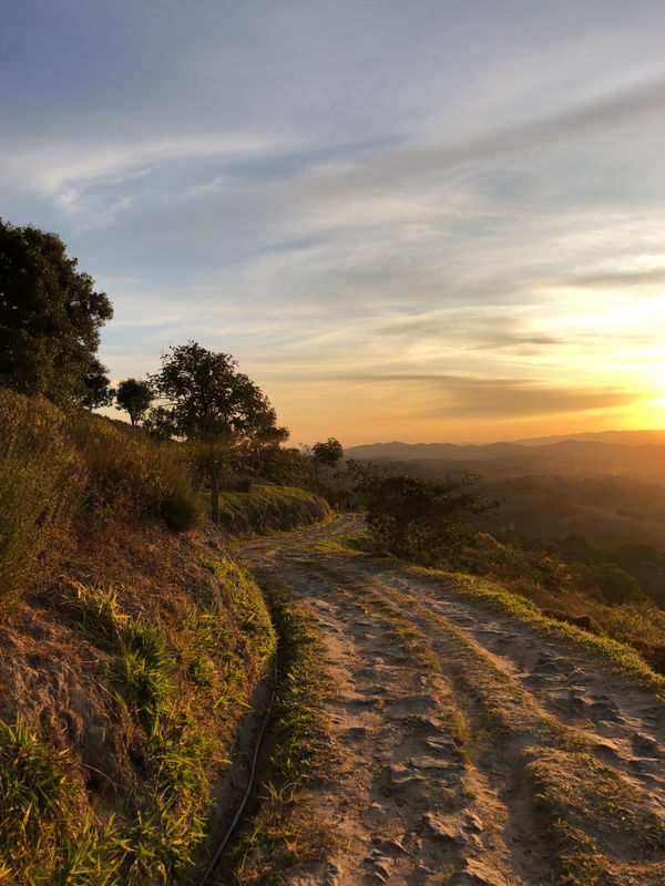 CAMINHO NA MONTANHA AO POR DO SOL