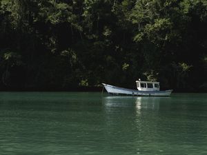 O BARQUINHO NO MAR ESMERALDA