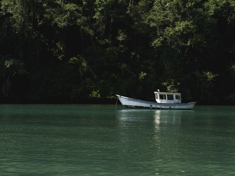 O BARQUINHO NO MAR ESMERALDA