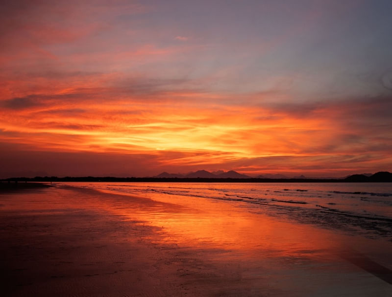 POR DO SOL VERMELHO NA ILHA DO MEL