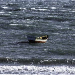 BARCO EM MAR REVOLTO