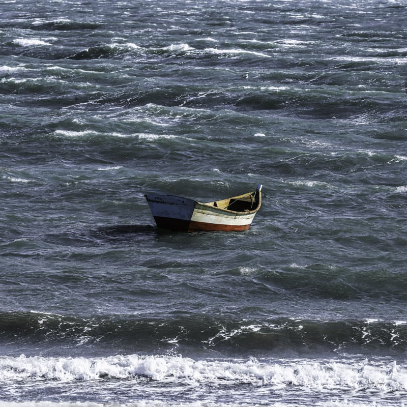 BARCO EM MAR REVOLTO