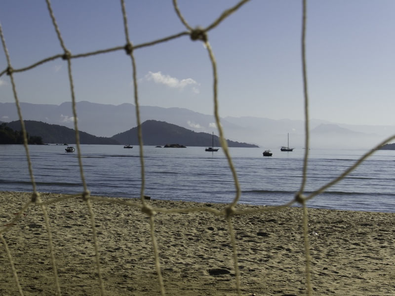 PRAIA POR TRÁS DAS REDES